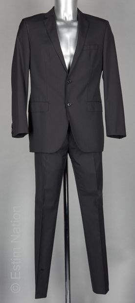 HUGO BOSS
COSTUME en laine super 120's noir...