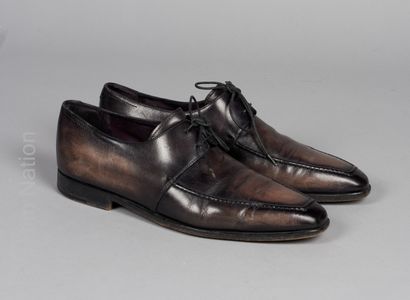 BERLUTI
PAIRE DE CHAUSSURES à lacets à finitions...