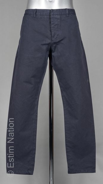 AMI
DEUX PANTALONS chino en coton : le premier...