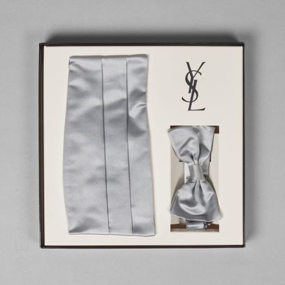 YVES SAINT LAURENT Vintage
COFFRET contenant...