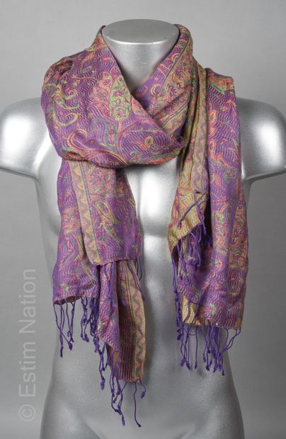 ANONYME
DEUX ECHARPES frangées en pashmina...