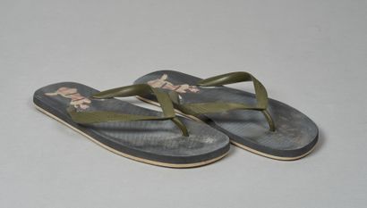 GIVENCHY
PAIRE DE TONGS en composite à décor...