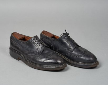 J.M. WESTON
PAIRE DE DERBIES en veau noir...