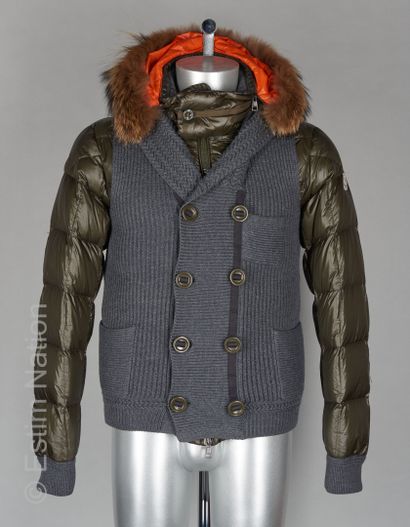 MONCLER
DOUDOUNE à capuche amovible bordée...