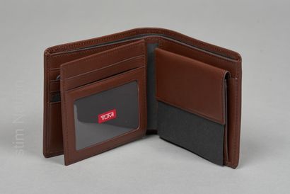 TUMI
PORTEFEUILLE en cuir chocolat agrémenté...