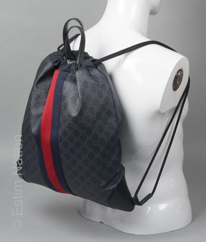 GUCCI
CABAS TOTE pouvant être porté en sac...