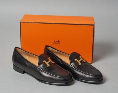 HERMES
PAIRE DE MOCASSINS en box noir, boucle...