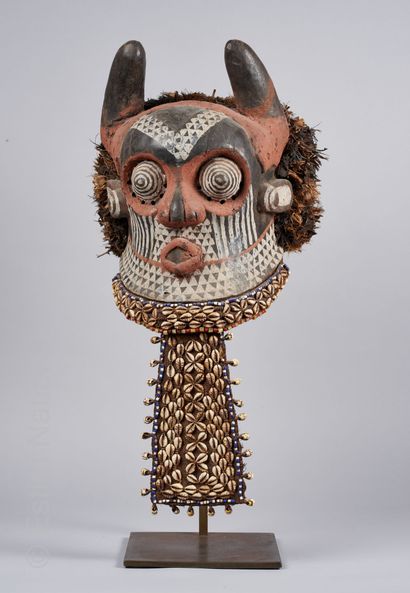 ARTS D'AFRIQUE
Masque en bois sculpté à pigments...