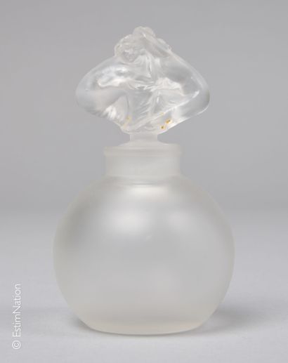 ATTRIBUE A LALIQUE
Rare flacon en verre de...