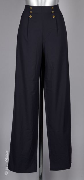 ESCADA
DEUX PANTALONS et une JUPE en laine...
