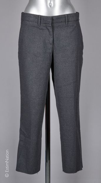 MIU MIU
DEUX PANTALONS slim en laine gris...