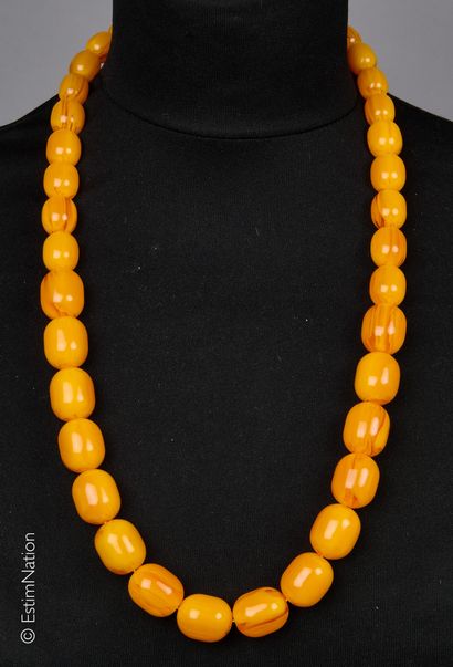 Collier composé de perles de bakélite de...