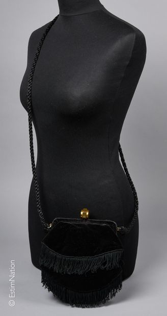 ANONYME CIRCA 1940
MINAUDIERE in black velvet...