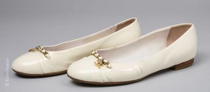 CHANEL VINTAGE
PAIRE DE BALLERINES en cuir...