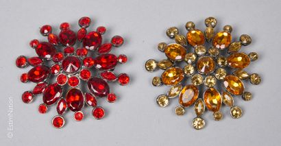 BROCHES 
Deux broches en métal de forme rayonnante...