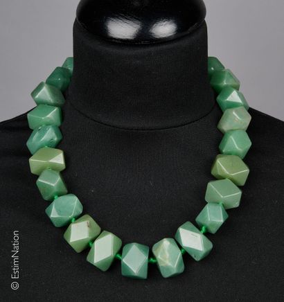 ANONYME
TROIS COLLIERS en perles dures diverses...