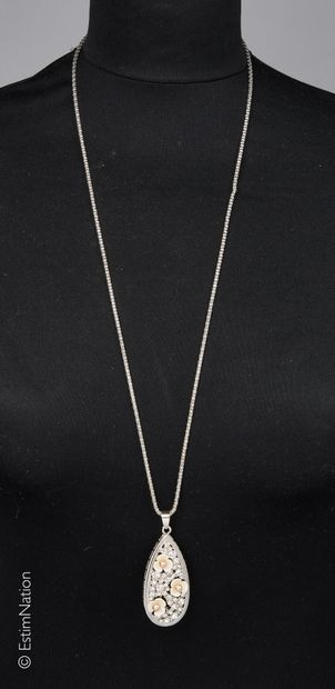 COLLIER. DANS UN ECRIN 
Sautoir en métal...