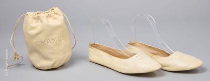 CHANEL
PAIRE DE CHAUSSONS de danse classique...