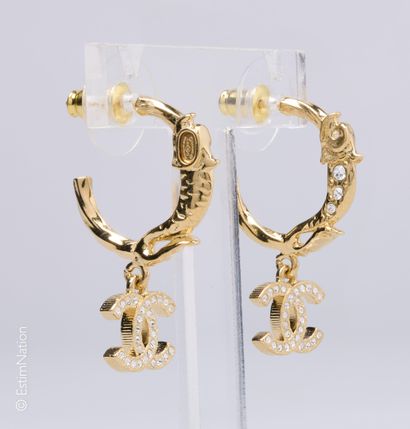 CHANEL (2023)
PAIRE DE DEMI CREOLES en métal...