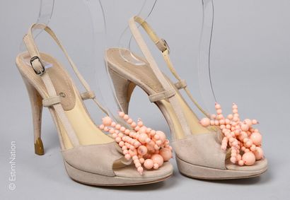 CELINE
PAIRE DE SANDALES en peau ciment orné...