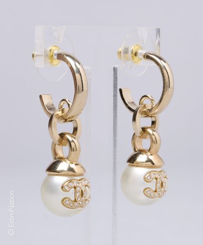 CHANEL (COLLECTION AUTOMNE-HIVER 2022)
PAIRE...