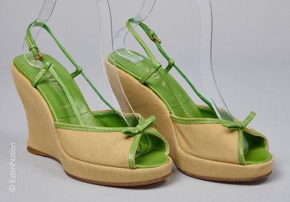 PRADA
PAIRE DE SANDALES compensées en toile...