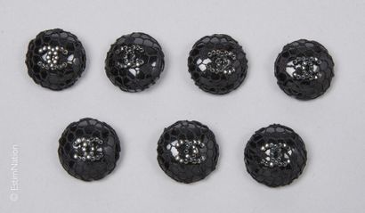 CHANEL
SET DE SEPT BOUTONS en résine noire...