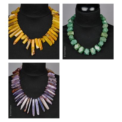 ANONYME
TROIS COLLIERS en perles dures diverses...