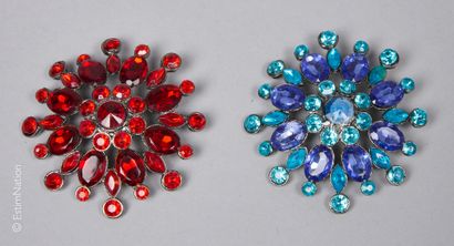BROCHES
Deux broches en métal de forme rayonnante...