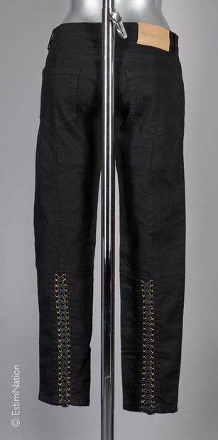 PIERRE BALMAIN
JEAN en denim noir, lacets...
