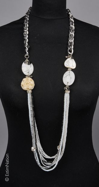 COLLIER 
Sautoir composé d'une chaîne à larges...