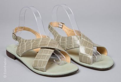 BEGUM
PAIRE DE SANDALES plates en alligator...