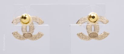 CHANEL (COLLECTION AUTOMNE-HIVER 2022)
PAIRE...