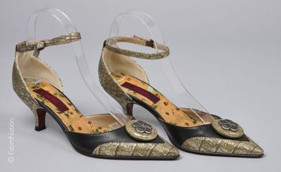 KENZO
PAIRE D'ESCARPINS à brides en cuir...
