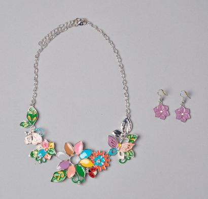 DEMI-PARURE composée d'un collier et d'une...