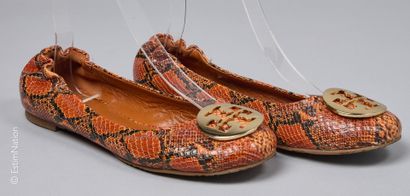 TORY BURCH
PAIRE DE BALLERINES en cuir façon...