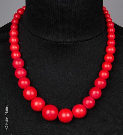 Collier en chute composé de perles d'howlite...