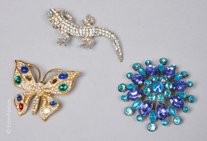 BROCHES
Trois broches en métal : 
- la première...
