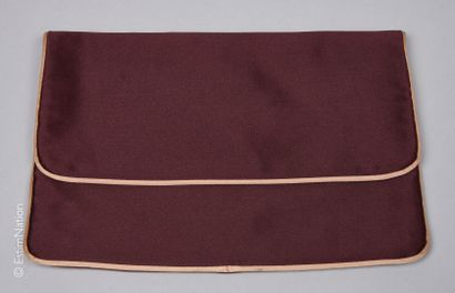PRADA
POCHETTE en crêpe satiné chocolat et...