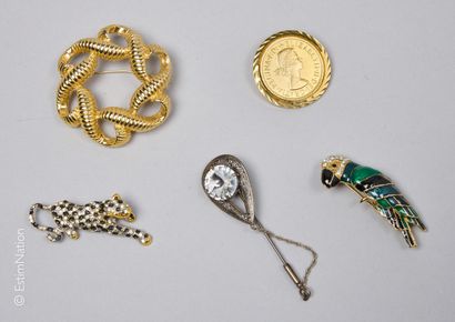 TOPAZ, ANONYME
QUATRE BROCHES en métal :...