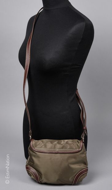 LANCEL
PETIT SAC en nylon bronze et cuir...