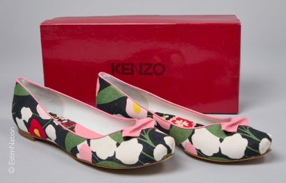 KENZO
PAIRE DE BALLERINES en toile imprimée...