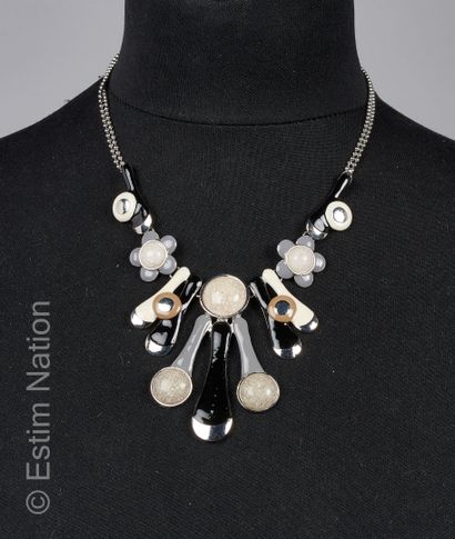 COLLIER ras du cou composé d'une double chaîne...