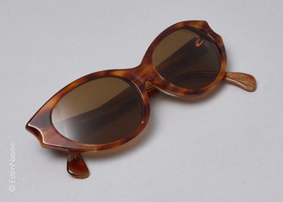 MIKLI
PAIRE DE LUNETTES DE SOLEIL en bakélite...