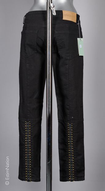 PIERRE BALMAIN
Black denim jeans, laces on...