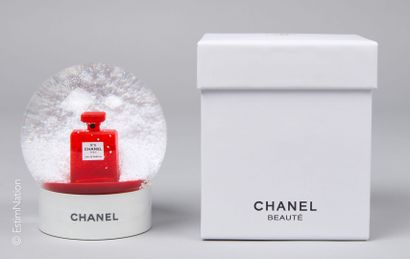 CHANEL BEAUTE
BOULE A NEIGE à décor de flacon...