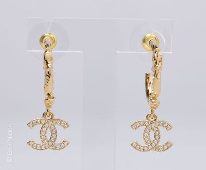 CHANEL (2023)
PAIRE DE DEMI CREOLES en métal...