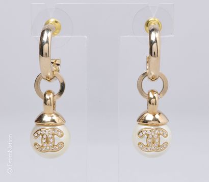 CHANEL (COLLECTION AUTOMNE-HIVER 2022)
PAIRE...