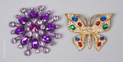 BROCHES
Deux broches en métal : 
- la première...