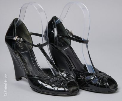 FENDI
PAIRE DE SANDALES compensées en cuir...